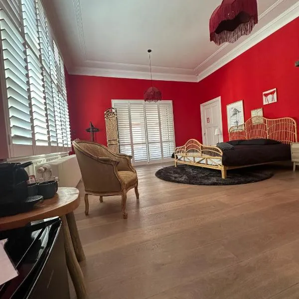 Romantic Rouge Suite - With Round Bath，位于海牙的酒店
