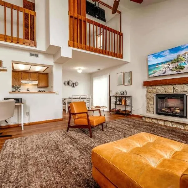 Family Friendly and quite 2 bedroom Condo Close to Fun，位于韦恩堡的酒店