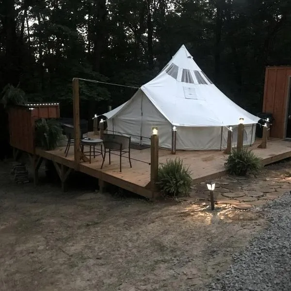 A Truly Glamping Experience in this Beautiful Tent in Victor, West Virginia，位于Victor的酒店