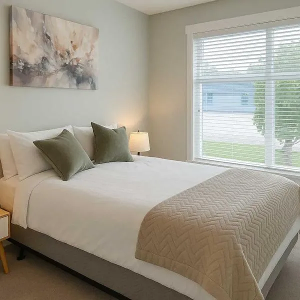 Bright & Modern 1-Bedroom Guest Suite，位于奇利瓦克的酒店