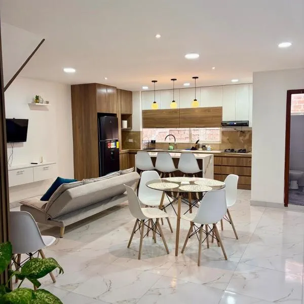 Apartamento de lujo a pocos minutos del centro，位于洛哈的酒店