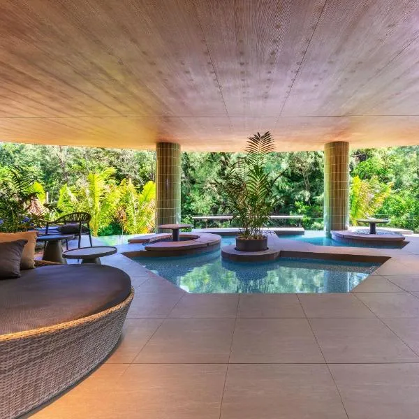 TWIN LINE HOTEL YANBARU OKINAWA JAPAN Formerly Okinawa Suncoast Hotel，位于名户的酒店