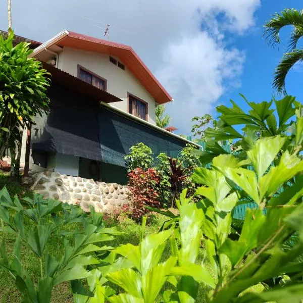 Charming Small House, Near the beach & Waterfalls,位于Platanillo的酒店