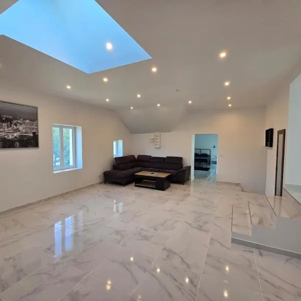 Appartement 150m2 avec jardin 3000 m2，位于Luzancy的酒店