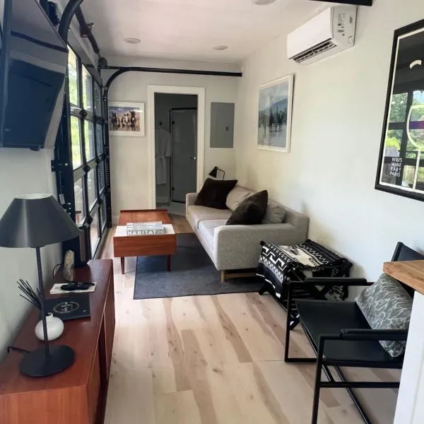 The Hideaway on Tacketts - Shipping Container，位于Hurricane的酒店
