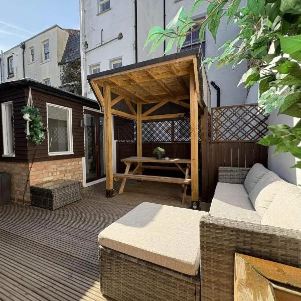 Coastal Comfort Seaside Cabin with Spacious Garden，位于马盖特的酒店