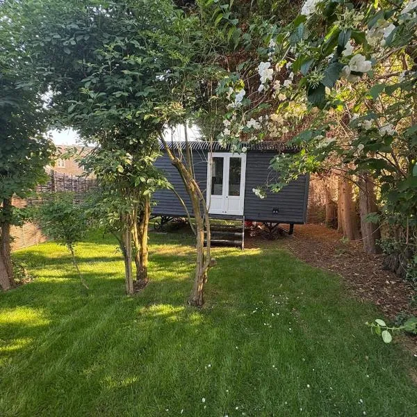 Shepherds hut in Holywell Cambridgeshire，位于Holywell的酒店
