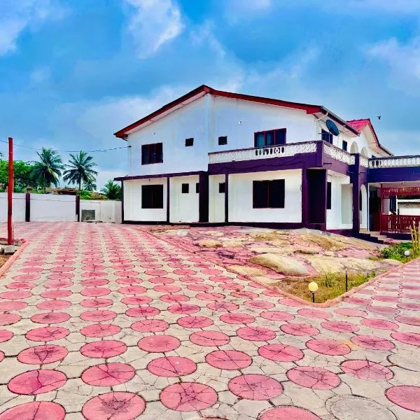 BERG'S BEACH HOUSE，位于Winneba的酒店