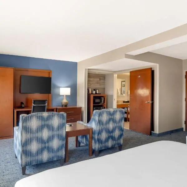 Comfort Suites near Birkdale Village- Huntersville，位于亨特斯维尔的酒店