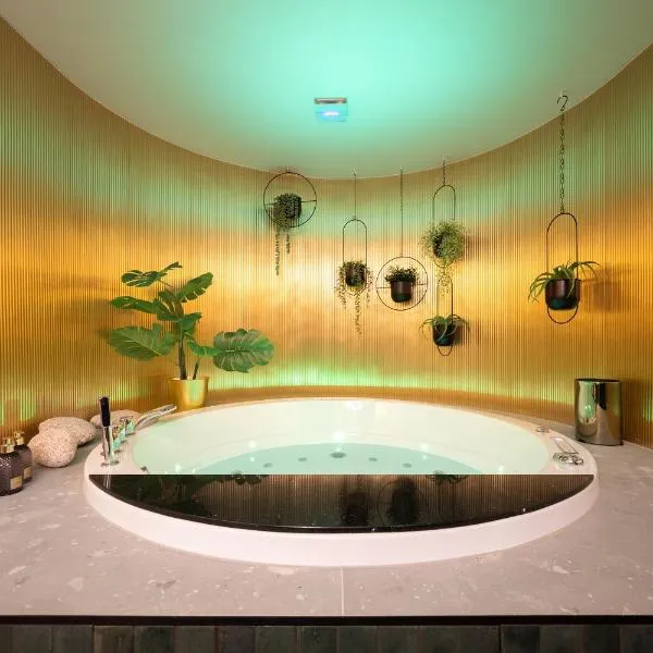 GOLDEN GOLF Brno with WHIRLPOOL, GARDEN and free PARKING，位于布尔诺的酒店