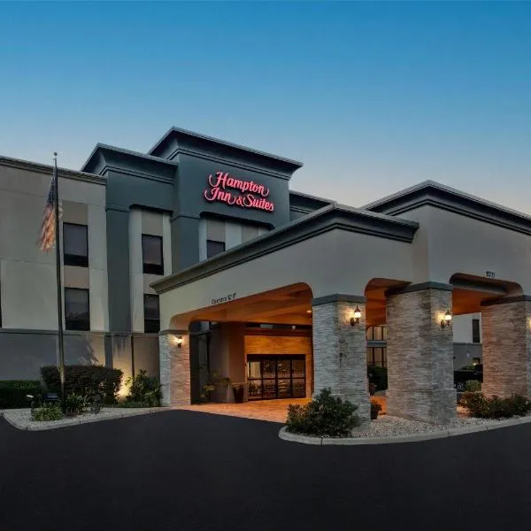 拉迪湖/村庄希尔顿恒庭旅馆&套房酒店，位于退休小镇的酒店