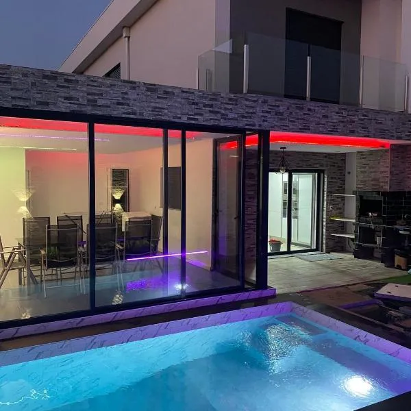 MoradiaT4 com piscina，位于Arrentela的酒店