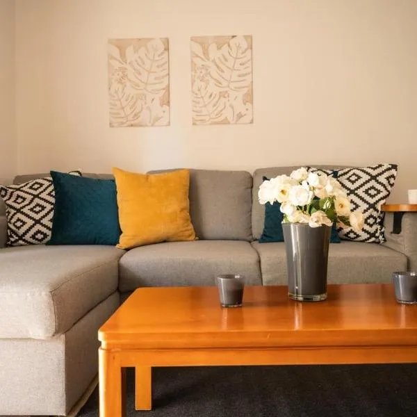 15 minutes from Athens airport，位于拉夫蒂港的酒店