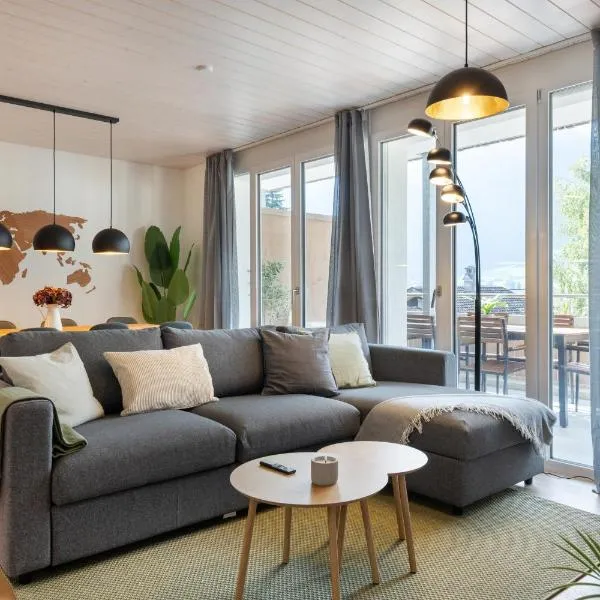 Scenic Apartment with Balcony View & Free Parking，位于龙疆的酒店