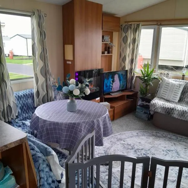 Static caravan - sleeps 8，位于大德里菲尔德的酒店