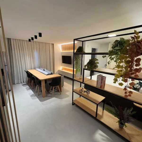 Loft novinho ao lado da Vila Germanica em Blumenau，位于布卢梅瑙的酒店