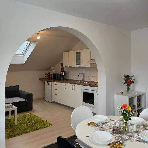 Apartments Bukor with seasonal pool，位于Lukovica pri Domžalah的酒店