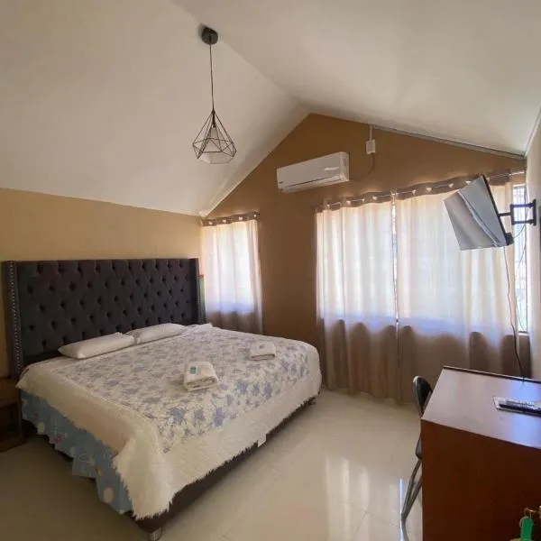 Hotel Hoskins Talara todas las habitaciones con aire acondicionado，位于塔拉拉的酒店