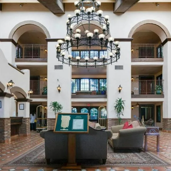 The Buena Park Grand Hotel & Suites，位于博伟公园的酒店