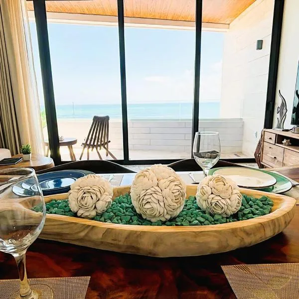 Beachfront 2BR 2BA Condo w Balcony, Ocean Views，位于莫雷洛斯港的酒店