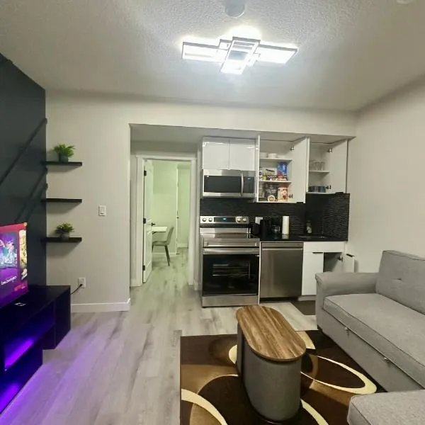 Cozy 2BR Retreat - 10 Mins to WEM - Free Parking & WiFi，位于埃德蒙顿的酒店