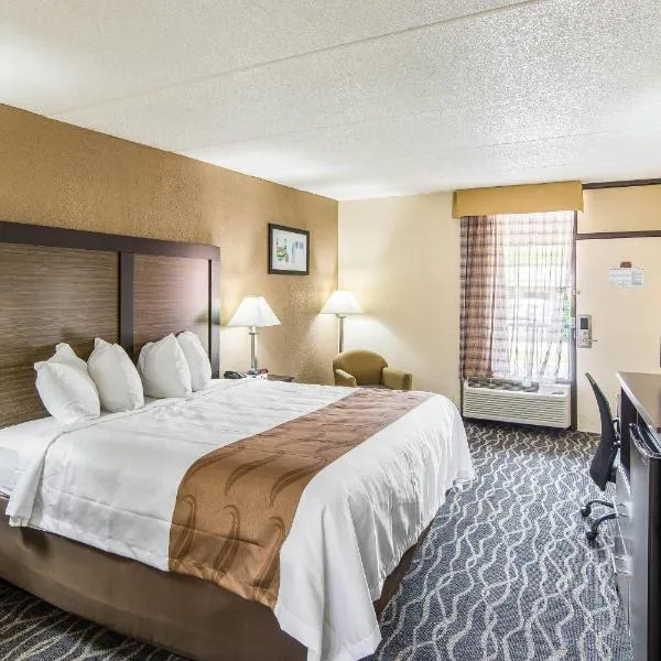 Quality Inn Forest City，位于福里斯特城的酒店