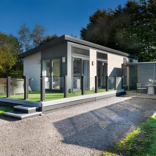 Silverdale Lodge, HotTub, Wi-FI, Quiet & Sleeps 4，位于Warton的酒店