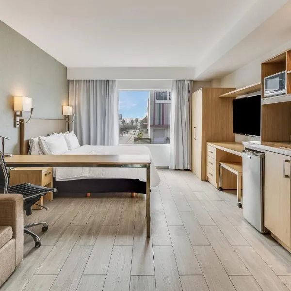 费斯塔蒙特雷拉费酒店，位于蒙特雷的酒店