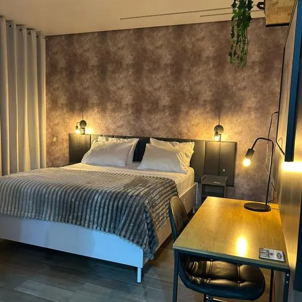 Studio com piscina e garagem Conforto e fácil acesso BR-101-Petfriendly, 2º andar，位于约恩维利的酒店