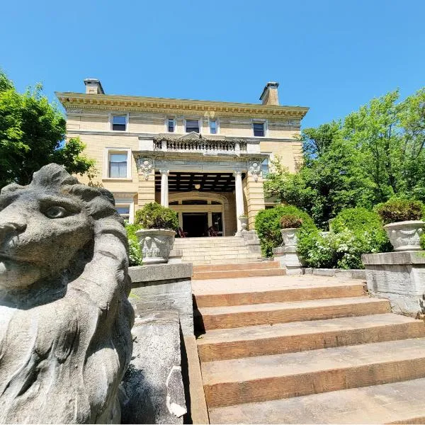 Historic Cotton Mansion by Heirloom Boutique Collection，位于德卢斯的酒店