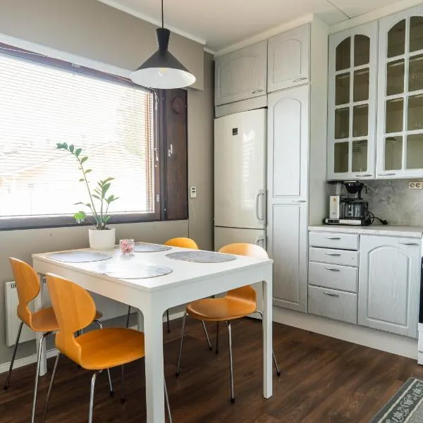 Cozy Ranua Koivutie townhouse with sauna & terrace，位于拉努阿的酒店