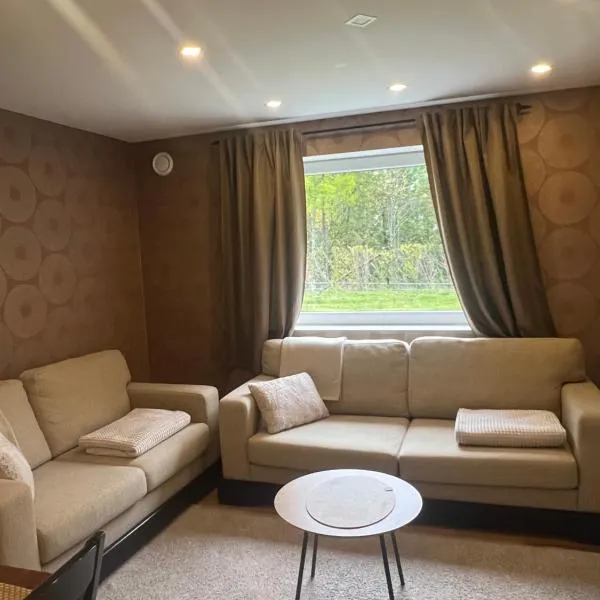 Sokkelleilighet i enebolig i Ålesund nær stranden，位于奥勒松的酒店