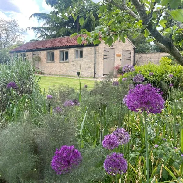 The Old Piggery - tranquil garden guest cottage，位于Hail Weston的酒店
