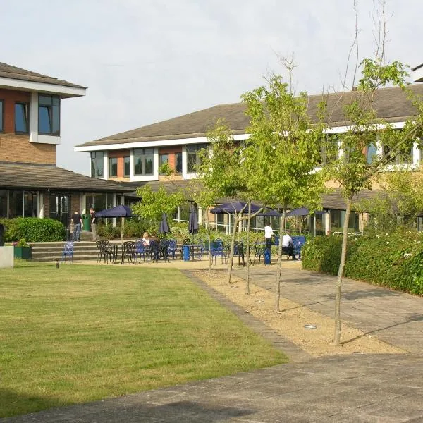 Kents Hill Park Training & Conference Centre，位于米尔顿凯恩斯的酒店
