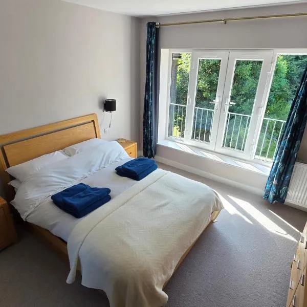 Self-contained 2-story accommodation in Grayshott，位于欣德黑德的酒店