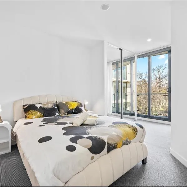 Central North Braddon – Steps from Cafes & Shops，位于Braddon的酒店