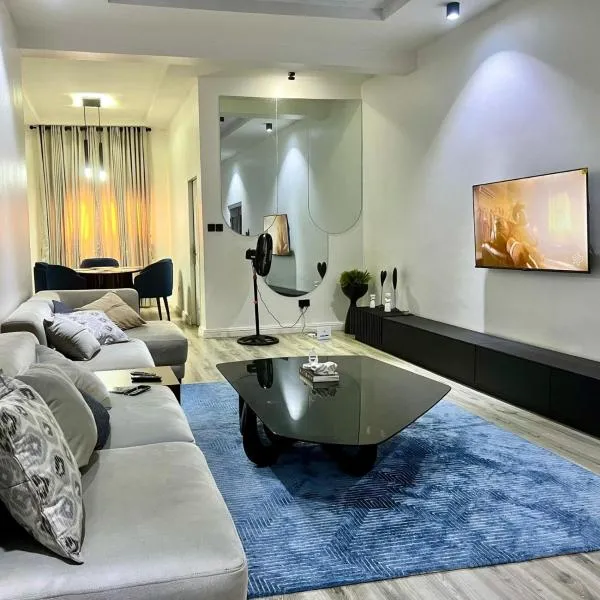 Bytup 2bedroom Apt in lekki,24hrs light, Wifi ,fully serviced apartment , water heater smart tv，位于莱基的酒店