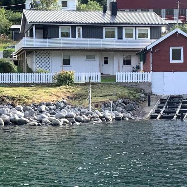 Fantastic house with seafront property in Gryllefjord，位于Gryllefjord的酒店