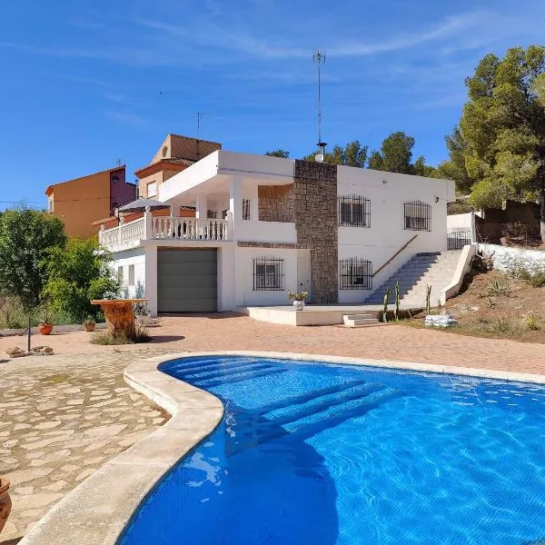 Fully private villa for 12p with large pool in Valencia-Náquera，位于Náquera的酒店
