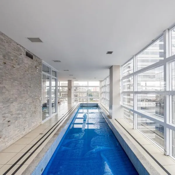 Apto com Piscina e Academia 2 Quartos Ar Condicionado no Centro Cívico com Garagem，位于库里提巴的酒店