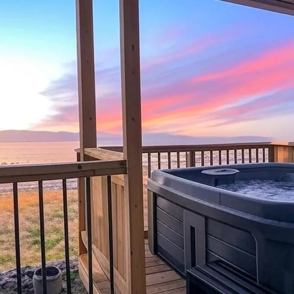 Chalet 691 Waterfront with Spa, Fireplace, WiFi & AC，位于Cap-Saint-Ignace的酒店