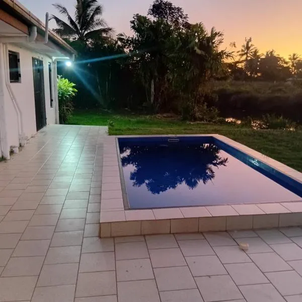 Large 4 Bedroom 7 Bed Villa in Sonaisali Rd, Nadi，位于南迪的酒店