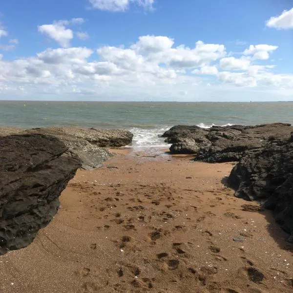 Pornic1 flat near beach garden golf Pool 1 bedroom，位于波尔尼克的酒店