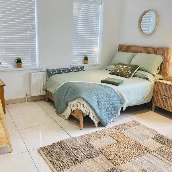 1 Bed Flat - Sleeps 2 - Parking - Garden，位于伦敦德里的酒店