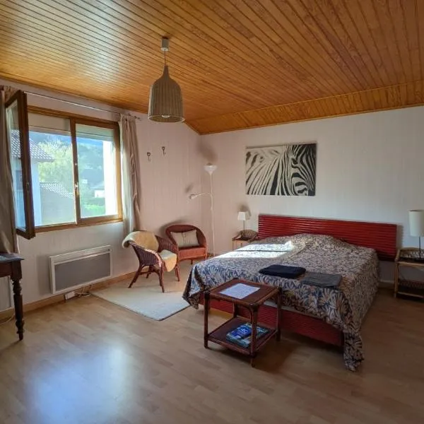 Chez Claire - Immense chambre, salle de bain indépendante réservée aux voyageurs, quartier calme, parking gratuit dans cour fermée,位于Varces的酒店