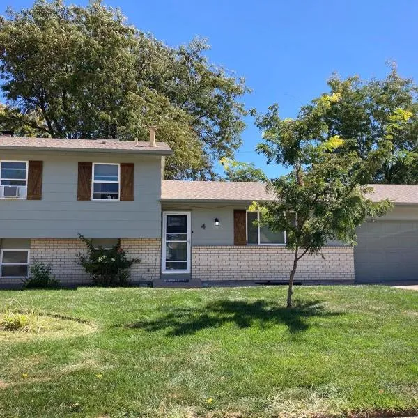 Spacious home away from home!，位于普韦布洛的酒店