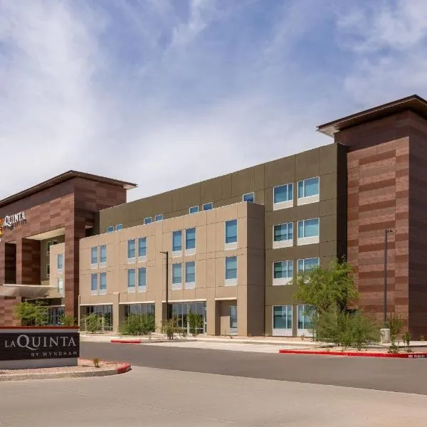 La Quinta Inn & Suites by Wyndham Phoenix West Glendale，位于凤凰城的酒店