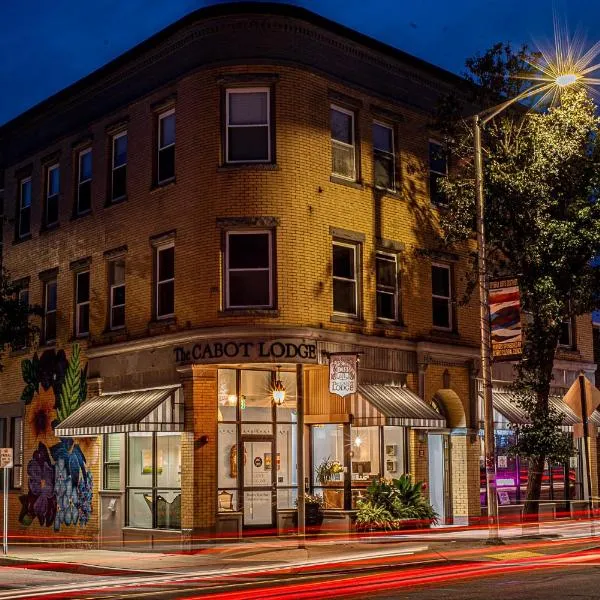 The Cabot Lodge，位于比弗利的酒店