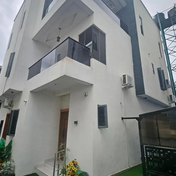 5 Bedrooms and 5 Bathrooms Luxury Duplex With Private Swimming Pool，位于拉各斯的酒店
