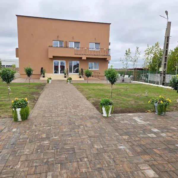 FLORA Garden Relax，位于Filiaşi的酒店